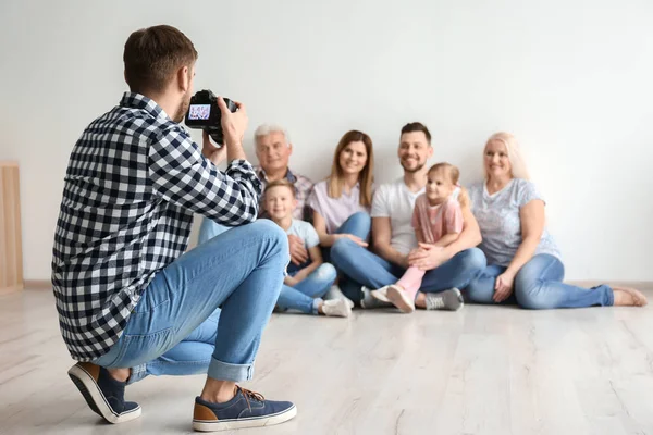 Профессиональный Фотограф Фотографирует Семью Студии — стоковое фото