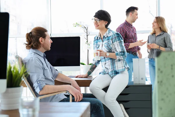 Jongeren met bedrijfskundige opleiding in kantoor — Stockfoto