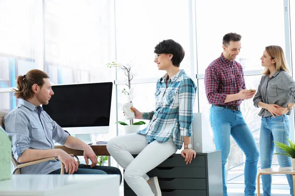 Jongeren met bedrijfskundige opleiding in kantoor — Stockfoto