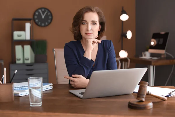 Advogada trabalhando com laptop à mesa no escritório — Fotografia de Stock