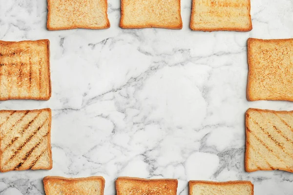 Επίπεδη lay σύνθεση με φρυγανισμένο ψωμί επάνω ελαφρύς υπόβαθρο — Φωτογραφία Αρχείου