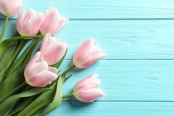 Hermosos tulipanes para el Día de la Madre sobre fondo de madera, vista superior — Foto de Stock