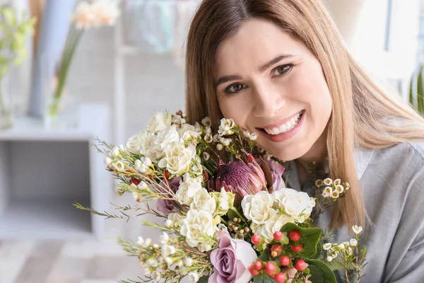 Fleuriste féminine avec beau bouquet au travail — Photo