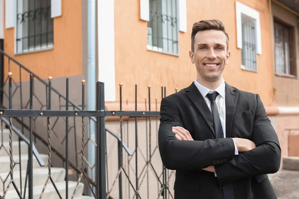 Mannelijke onroerende goederenagent buitenshuis — Stockfoto