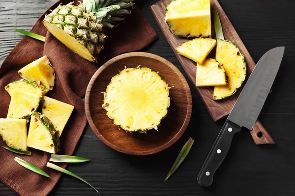 Composición con piña fresca en rodajas sobre la mesa —  Fotos de Stock