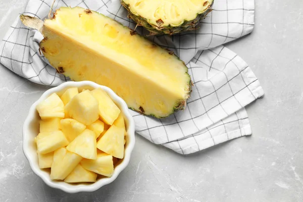 Composición con piña fresca en rodajas sobre la mesa —  Fotos de Stock