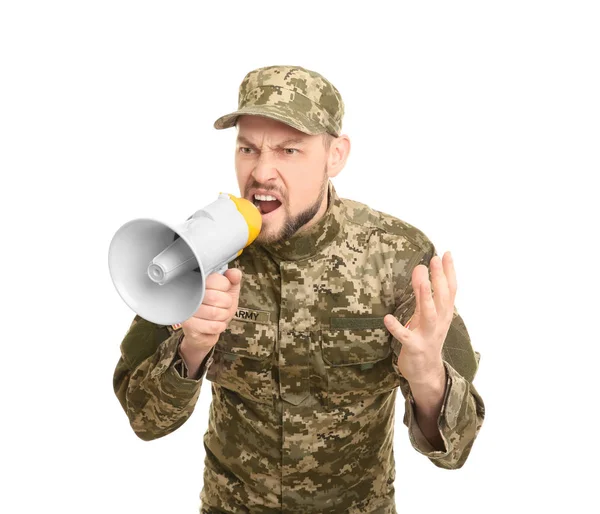 Военный кричит в мегафон на белом фоне — стоковое фото