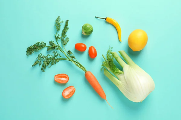 Composición plana con frutas y verduras frescas sobre fondo de color — Foto de Stock