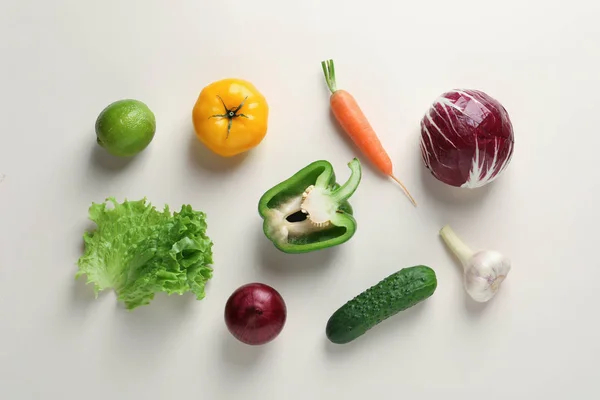 新鮮な野菜と果物色の背景上のフラット レイアウト構成 — ストック写真