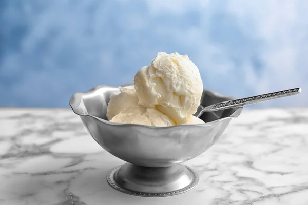 A táblázat a finom vanília fagylalttal tál — Stock Fotó