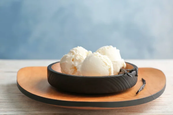 Тарелка с вкусным ванильным мороженым на столе — стоковое фото