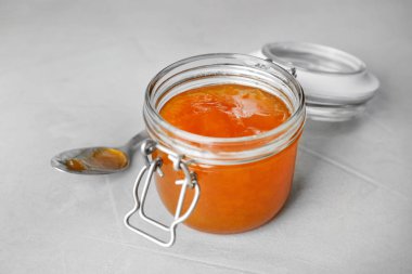 Açık renkli reçel kavanoz ve tatlı kaşığı