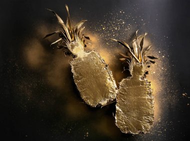 Altın ananas yarım koyu gri arka planda, üstten görünüm