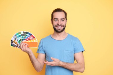 Sarı arka plana renk paletinde ile genç adam