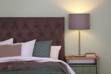 Modern oda içi rahat yatak ve şık lamba