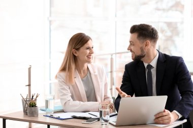 Office istemci ile çalışan genç Danışmanı