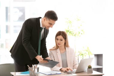 Office istemci ile çalışan genç Danışmanı
