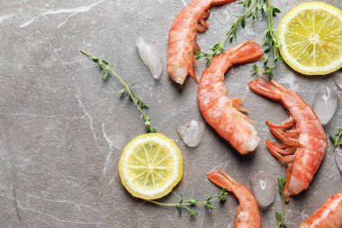 Limon ve gri arka plan üzerine kekik taze karides