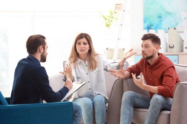 Ofiste genç çift ile çalışan aile psikolog