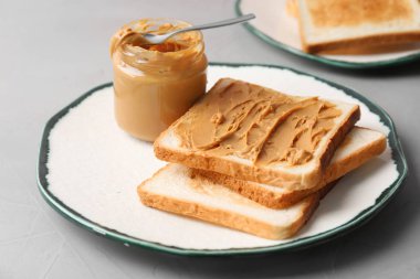 Tost ve fıstık ezmesi tablo ile plaka