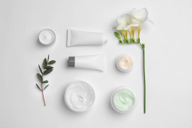 Açık renkli kozmetik ürünleri ile düz yatıyordu kompozisyon