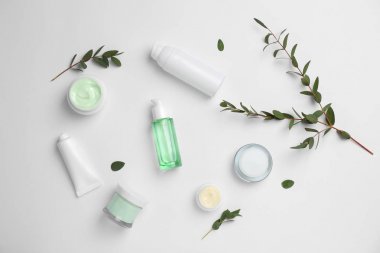 Açık renkli kozmetik ürünleri ile düz yatıyordu kompozisyon