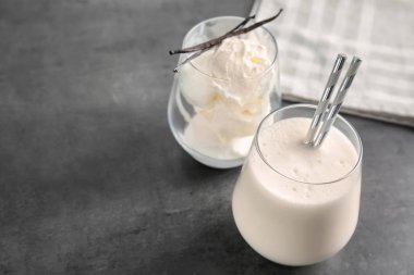 Gözlük milkshake ve gri arka plan üzerinde lezzetli vanilyalı dondurma ile
