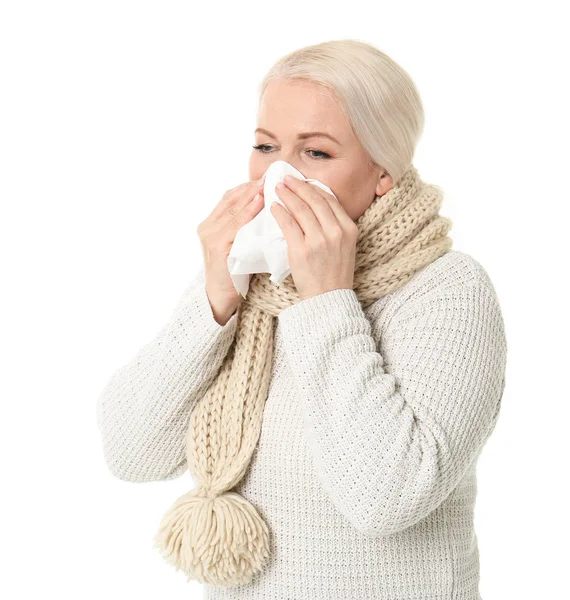 Moden kvinde med væv, der lider af kulde på hvid baggrund - Stock-foto