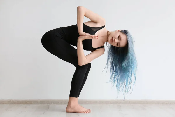 Junge Frau praktiziert Yoga im Haus — Stockfoto