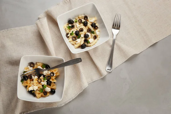 Välsmakande Pastasallad med svarta oliver på bord — Stockfoto