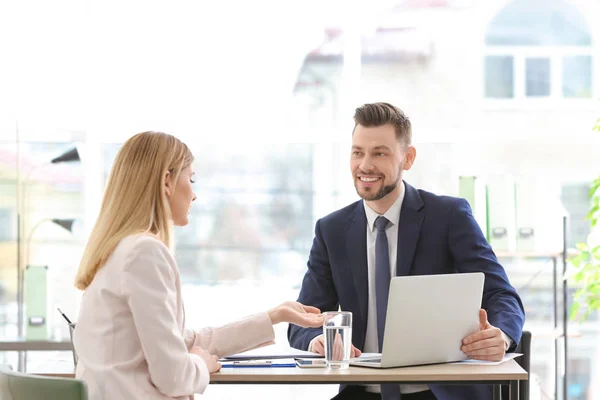 Jovem consultor trabalhando com o cliente no escritório — Fotografia de Stock