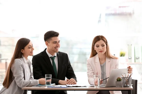 Genç danışman Office müşterileri ile çalışma — Stok fotoğraf