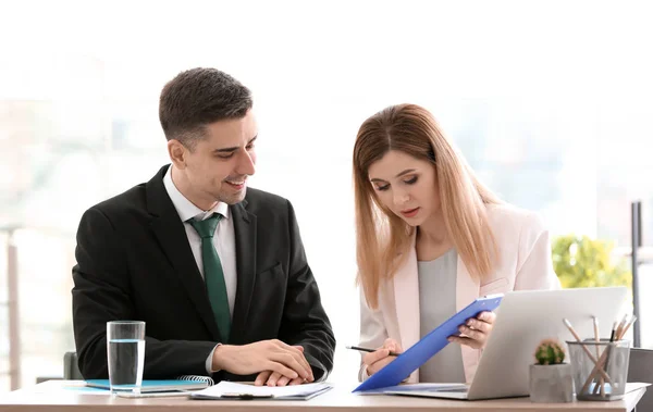 Office istemci ile çalışan genç Danışmanı — Stok fotoğraf