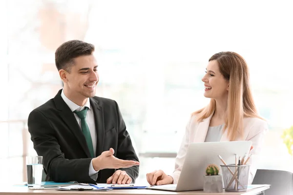 Joven consultor trabajando con el cliente en la oficina —  Fotos de Stock