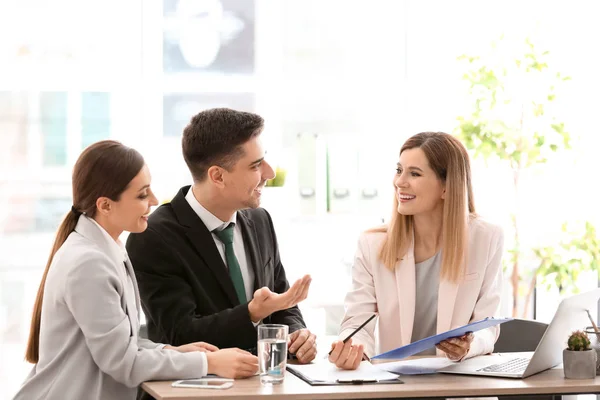 Toplantı Danışmanı Office ile genç Çift — Stok fotoğraf