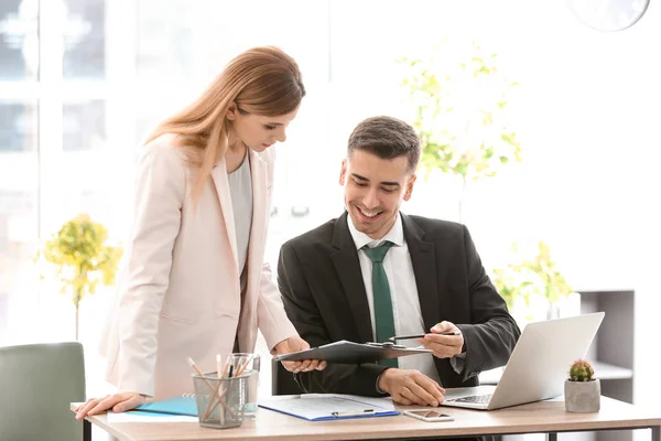 Young consultant working with client in office — Stock Photo, Image