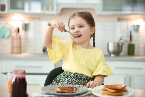 Kleines Mädchen Isst Marmelade Tisch Der Küche — Stockfoto