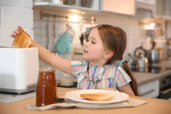 Kleines Mädchen Bereitet Toast Zum Frühstück Der Küche — Stockfoto