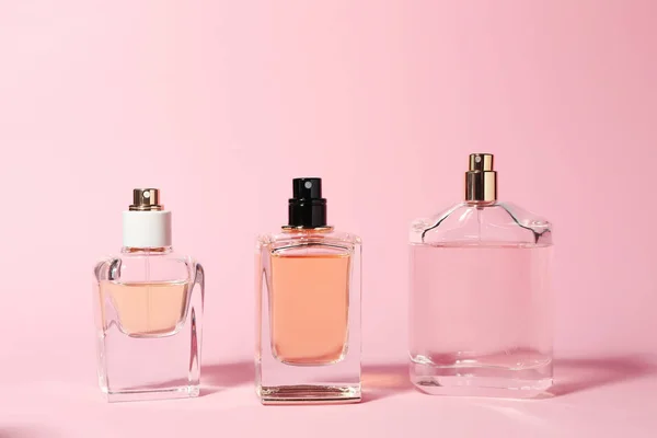 Flessen parfum op kleur achtergrond — Stockfoto