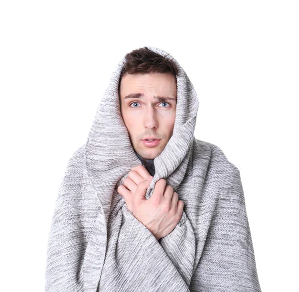 Joven hombre con frío envuelto en manta sobre fondo blanco — Foto de Stock