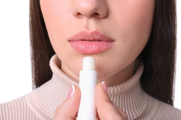 Νεαρή γυναίκα εφαρμόζοντας κρύα πληγή balm στα χείλη, κοντινό πλάνο — Φωτογραφία Αρχείου