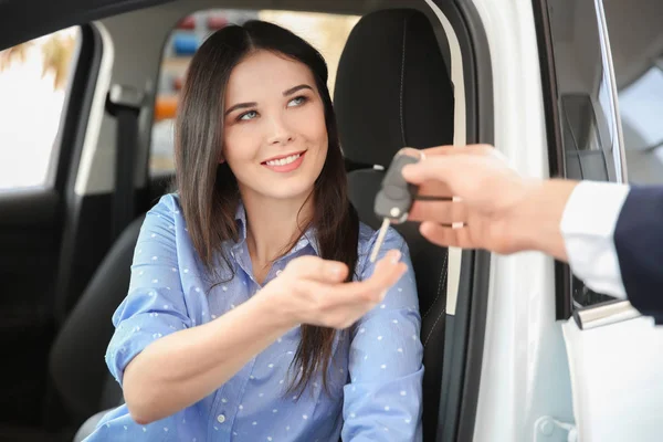Πωλητής Περνώντας Κλειδί Για Νεαρή Γυναίκα Στο Auto Αντιπροσωπεία Αγορά — Φωτογραφία Αρχείου