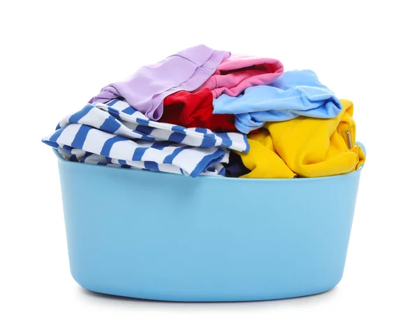 Kirli giysileri beyaz arka planda çamaşır sepeti — Stok fotoğraf