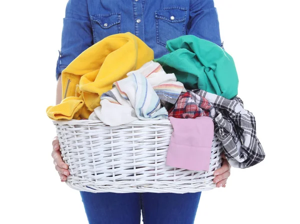 白い背景の上の汚れた服を洗濯かごを保持している女性 — ストック写真