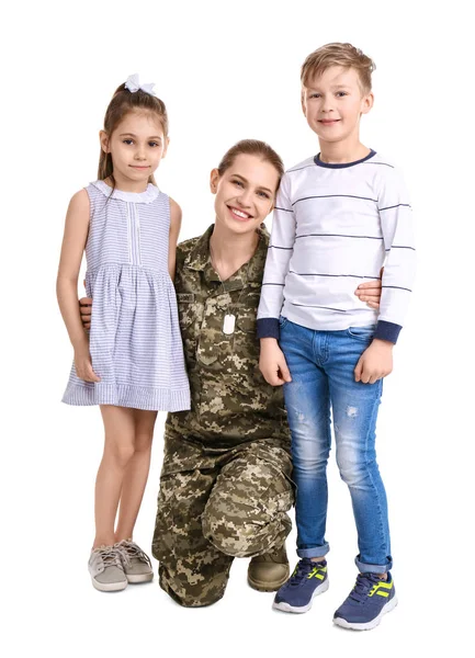 Vrouwelijke Soldaat Met Haar Kinderen Witte Achtergrond Militaire Dienst — Stockfoto