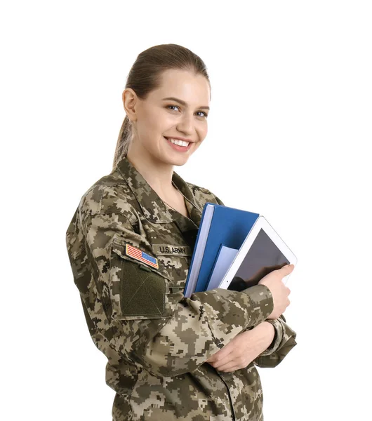 Vrouwelijke soldaat met boeken en tabletcomputer op witte achtergrond. Militaire dienst — Stockfoto
