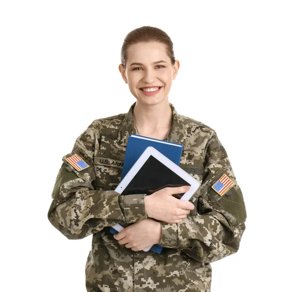 Soldado femenino con libros y tableta sobre fondo blanco. Servicio militar — Foto de Stock