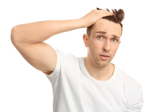 Młody człowiek z problemu utraty włosów na białym tle — Zdjęcie stockowe