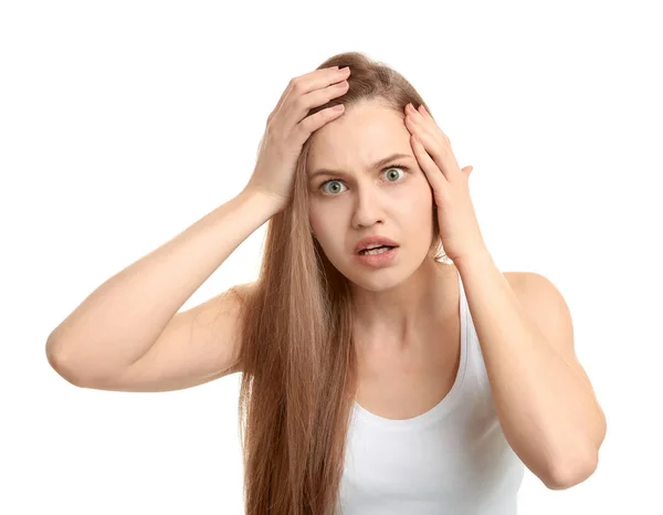 Mujer joven con problemas de pérdida de cabello sobre fondo blanco —  Fotos de Stock