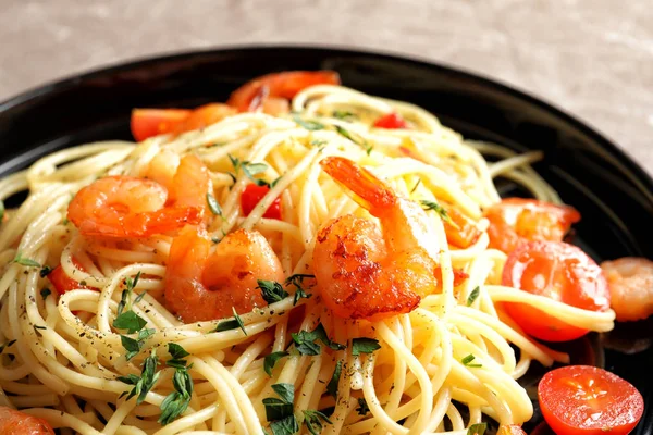 Leckere Pasta mit Garnelen auf Teller, Nahaufnahme — Stockfoto